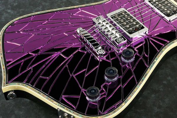 guitarra é excêntrica, assim como o dono