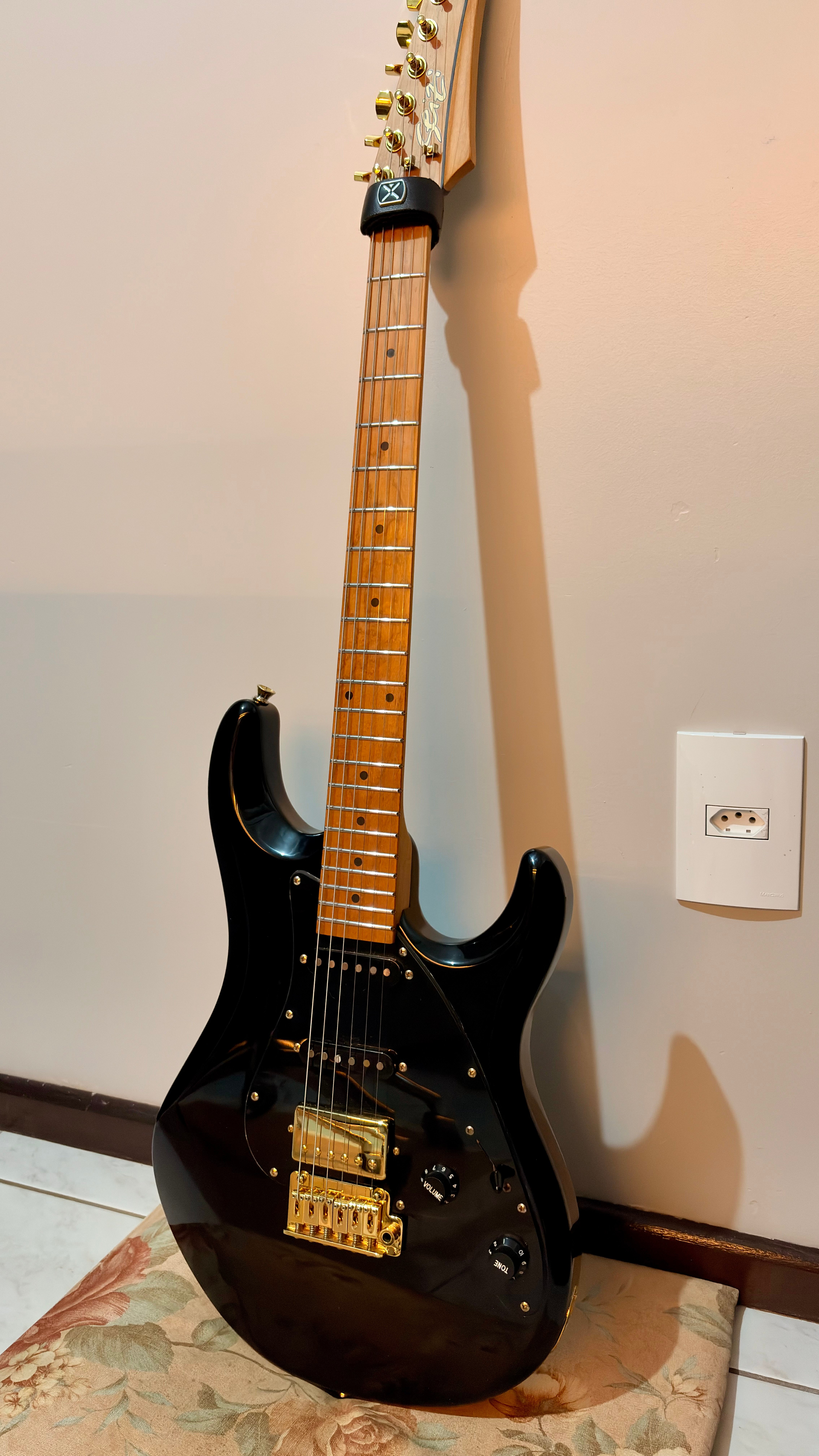 Guitarra Seizi Katana Ghost Black HSS (Blindada) Usado