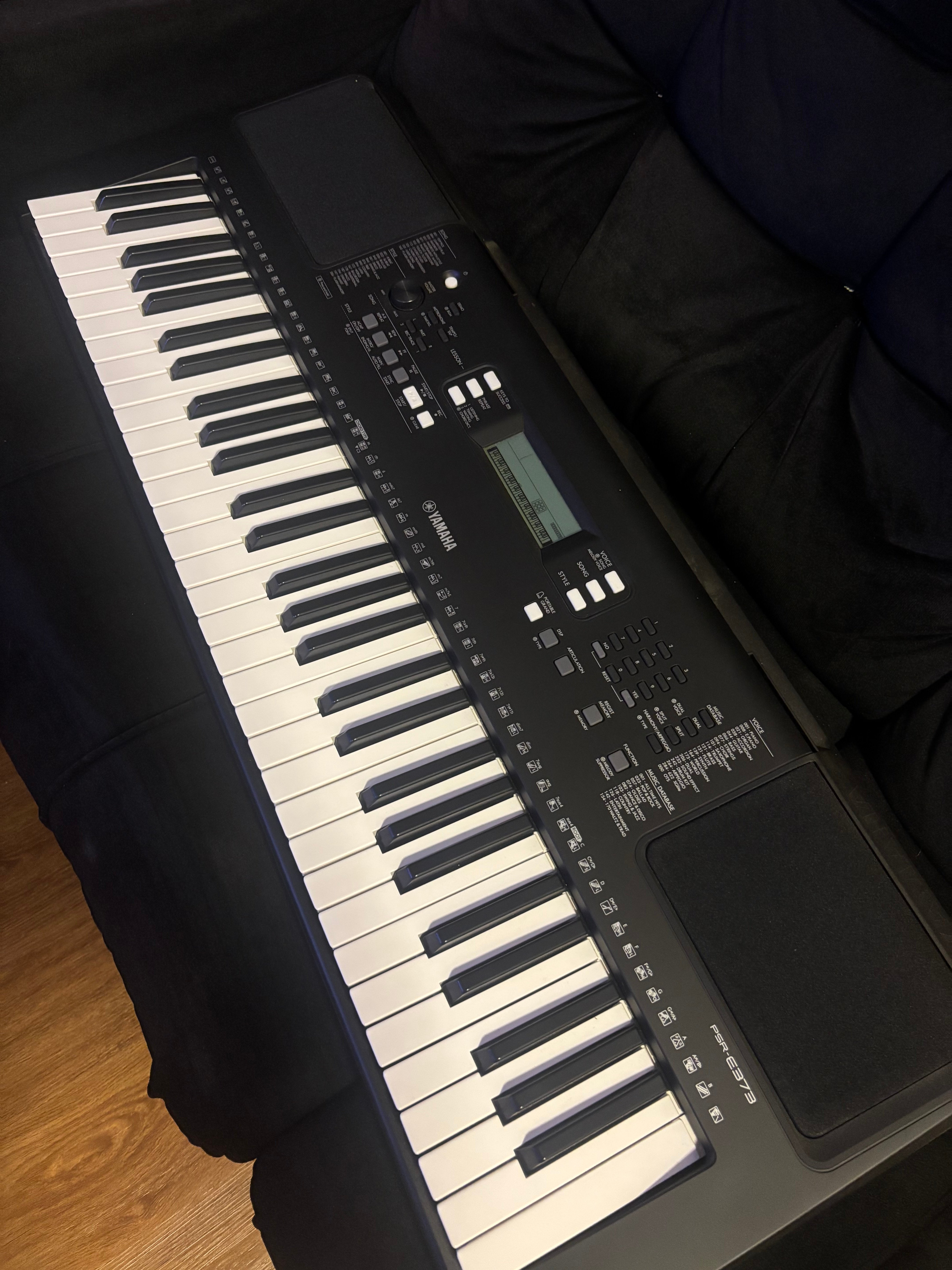 Teclado Arranjador Yamaha Psr-E373 com 61 teclas - Preto Usado